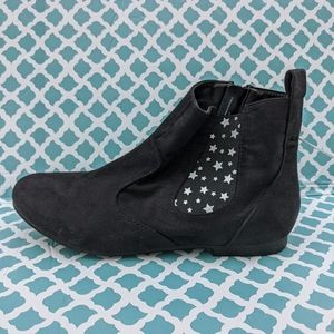 Cat & Jack black suede with stars boots